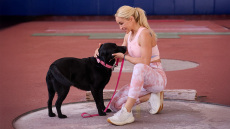 Μου ζήτησε συγγνώμη ο οδηγός ταξί, με τον σκύλο οδηγό έχουμε σχέση ζωής, λέει η Καρολίνα Πελενδρίτου