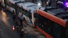 Τριάντα τραυματίες στον Πειραιά - Τραμ έπεσε πάνω σε λεωφορείο που αποβίβαζε επιβάτες 