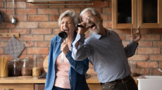 Τα μυστικά της διατροφής μετά τα 60 – 5 θρεπτικά συστατικά για υγεία και ενέργεια
