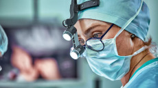 Όταν η εργονομία «αγνοεί» το φύλο – Οι προκλήσεις που αντιμετωπίζουν οι γυναίκες χειρουργοί