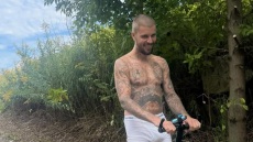 Ο Τζάστιν Μπίμπερ βγήκε για βόλτα στο δάσος με το Segway φορώντας μόνο τα εσώρουχά του - Δείτε φωτογραφίες