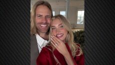 Η Έλσα Χοσκ αρραβωνιάστηκε τον Τομ Ντέιλι μετά από δέκα χρόνια σχέσης