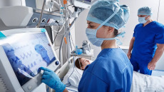 Συναγερμός από το ECDC για μύκητα που εξαπλώνεται ραγδαία στα ελληνικά νοσοκομεία
