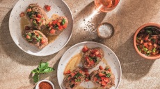 Μπιφτέκια από φασόλια με μαριναρισμένη ντομάτα
