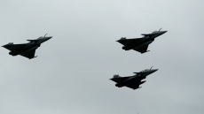 Ο Μακρόν στέλνει τρία μαχητικά Rafale για την προστασία του εναέριου χώρου της Πολωνίας