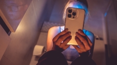 Σκρολάροντας στην τουαλέτα: Πόσο επιβλαβής είναι αυτή η συνήθεια για την υγεία μας;