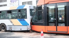 Μαύρισαν όλα, πόνεσα πάρα πολύ στο στήθος, είπε ο οδηγός του τραμ που συγκρούστηκε με λεωφορείο στον Πειραιά