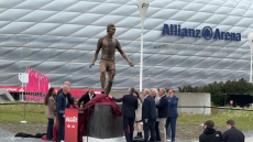 Μπάγερν: Tίμησε τον Φραντς Μπεκενμπάουερ με άγαλμα έξω από την «Αλιάνζ Αρένα»
