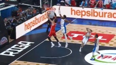 EuroBasket 2025, Ελλάδα - Τουρκία: Η εντυπωσιακή τάπα του Κώστα Αντετοκούνμπο στον Όσμαν - Βίντεο
