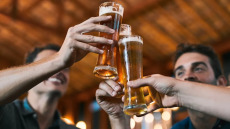 Μικρές γουλιές, μεγάλοι κίνδυνοι – Τι συμβαίνει στο σώμα μόλις κόψουμε το αλκοόλ