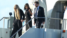 Χέρι-χέρι με την Ούσα Βανς η χήρα του Κερκ στην πρώτη της εμφάνιση μετά τη δολοφονία του - Στην Αριζόνα η σορός του 