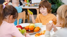 Νέες οδηγίες του Υπουργείου Υγείας για τη διατροφή σε δημόσιους και ιδιωτικούς βρεφονηπιακούς σταθμούς
