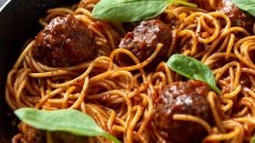 Μακαρονάδα με κεφτεδάκια κοκκινιστά: Ο απόλυτος συνδυασμός της παρηγοριάς