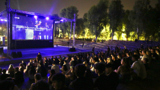 «Η ομάδα έχει ψυχή, πάμε τελικό»: Οι Έλληνες στις πλατείες για τον αγώνα της Εθνικής με την Τουρκία, δείτε βίντεο και φωτογραφίες