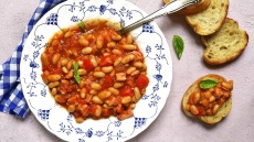 Του Τιμίου Σταυρού τα έθιμα με βασιλικό στο χέρι και φασολάδα στο καζάνι