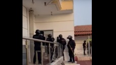 Μεγάλη αστυνομική επιχείρηση στο Ζεφύρι - 8 συλλήψεις, κατασχέθηκαν όπλα και ηχεία