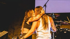 Η Πηνελόπη Αναστασοπούλου τραγούδησε στη σκηνή με τον σύζυγό της: «Ήταν ένα όνειρό μου πριν ακόμα συμπορευτούμε στη ζωή» έγραψε