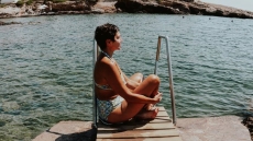 Η Ταμίλα Κουλίεβα ποζάρει με μαγιό και αναπολεί το καλοκαίρι - Δείτε τις φωτογραφίες