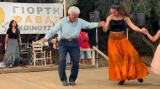 Σχοινούσα: Πέθανε ο 92χρονος Γιώργος Κωβαίος που χόρευε με την εγγονή του σε τοπικές γιορτές του νησιού