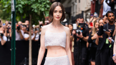 Η Λίλι Κόλινς προκάλεσε ανησυχία με την πολύ λεπτή μέση της σε νέα εμφάνισή της: «Ήταν πάντα τόσο αδύνατη;» γράφουν στα social media