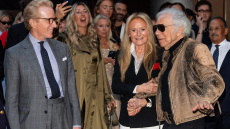 Ο Ραλφ Λόρεν εμφανίστηκε υποβασταζόμενος από τη σύζυγό του στη Νέα Υόρκη