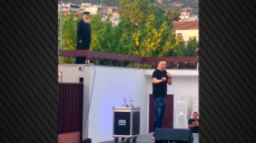 Επικό σκηνικό στην παράσταση του Τσουβέλα στη Στυλίδα - Εμφανίστηκε πίσω του παπάς και του τραγούδησε το σάουντρακ του «Ιησού από τη Ναζαρέτ»