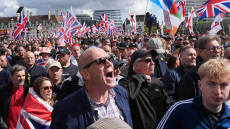 Ογκώδης διαδήλωση στο Λονδίνο κατά των μεταναστών και υπέρ της «ελευθερίας του λόγου» - Την οργάνωσε ακροδεξιός ακτιβιστής
