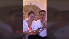 Ελληνοτουρκικό ζευγάρι παρακολουθεί τον ημιτελικό Ελλάδας – Τουρκίας και το καταγράφει στο TikTok – Δείτε βίντεο