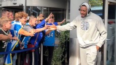 EuroBasket 2025, Αποθέωση για τους διεθνείς κατά την αναχώρηση έξω από το ξενοδοχείο - Δείτε βίντεο