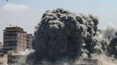 «Γλιτώσαμε από βέβαιο θάνατο»: Απελπισία και απόγνωση στη Γάζα από τους ισραηλινούς βομβαρδισμούς
