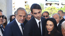 Μνημόσυνο για τη Λένα Σαμαρά - Οικογένεια και φίλοι βρέθηκαν στο Α’ Νεκροταφείο, δείτε βίντεο