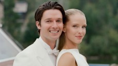 Ο Πάτρικ Σβαρτσενέγκερ δημοσίευσε φωτογραφίες από τον γάμο του με την Άμπι Τσάμπιον
