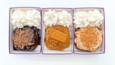 Δοκιμάσαμε τα viral μαλακά μπισκότα της Αγγλίας που ήρθαν και στην Αθήνα