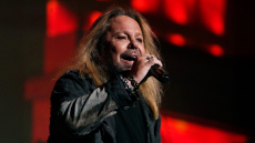 Mötley Crüe: Ο frontman του συγκροτήματος, Βινς Νιλ αποκάλυψε ότι υπέστη εγκεφαλικό: «Έπρεπε να ξαναμάθω να περπατάω»
