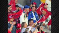 Οι Έλληνες τσολιάδες στην κερκίδα των Τούρκων  φιλάθλων - Πώς βρέθηκε εκεί ο φίλος του Γιάννη Αντετοκούνμπο, Γιώργος Παπαδόγαμβρος