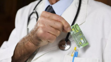 Φακελάκι: Πόσο βαρύ είναι το τίμημα που «πληρώνουν» οι παραβάτες γιατροί