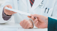 Φακελάκι: Πολλοί διαμαρτύρονται, λίγοι καταγγέλλουν - Πώς και γιατί δεν τιμωρούνται οι επίορκοι γιατροί