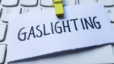 Gaslighting: Κλίμακα μέτρησης δημιούργησε για πρώτη φορά διεθνώς το ΕΚΠΑ