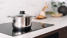 Κεραμική εστία: Πώς να γίνει σαν καινούρια με 3 μόνο κινήσεις