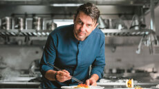 Νίκος Κουλούσιας: Ο chef του Μπάκιγχαμ ξεκίνησε από τη Ναυπακτία ανακατεύοντας ρυζόγαλο