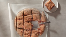 Υπέροχη σπιτική μελιτζανόπιτα με ζύμη χειροποίητη, ανεβατή