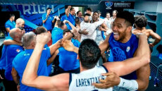 Το ξέφρενο πάρτι του Γιάννη στα αποδυτήρια:  Το live με Light και Λεξ, ο ημίγυμνος Σλούκας και το «προξενιό» στον Ντόρσεϊ - Βίντεο