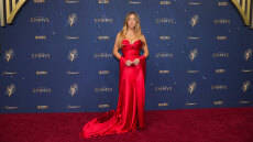 Σίντνεϊ Σουίνι: Η εντυπωσιακή εμφάνιση που έκανε στο κόκκινο χαλί των βραβείων Emmy 2025