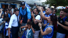 Επέστρεψε η «χάλκινη» Εθνική από τη Ρίγα, πλήθος κόσμου με σημαίες - «Θέλαμε να φέρουμε πάλι το μπάσκετ ψηλά, το άξιζε αυτή η γενιά» το μήνυμα Σπανούλη