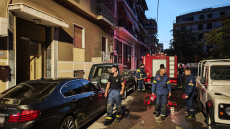 Φωτιά σε διαμέρισμα πολυκατοικίας στην Ακαδημία Πλάτωνος - Αστυνομικοί απεγκλώβισαν τον τυφλό ένοικό του
