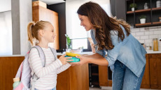 Τι θα φάει το παιδί στο σχολείο; Η διαιτολόγος προτείνει υγιεινά σνακ, αντί για «κακές» επιλογές
