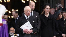 Ο βασιλιάς Κάρολος έγινε ο πρώτος Βρετανός μονάρχης εδώ και τέσσερις αιώνες που παρέστη σε καθολική κηδεία - Βίντεο