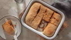 Κρεατόπιτα με ζύμη ανεβατή