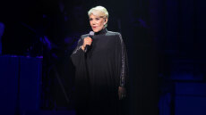 «Αντίο μάνα»: Νταλάρας, Αλεξίου, Πρωτοψάλτη, Μούσχουρη, Γλυκερία και σύσσωμο το ελληνικό τραγούδι αποχαιρετούν τη Μαρινέλλα
