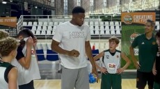 Η επίσκεψη του Γιάννη Αντετοκούνμπο στην ακαδημία μπάσκετ του Παναθηναϊκού - Βίντεο 